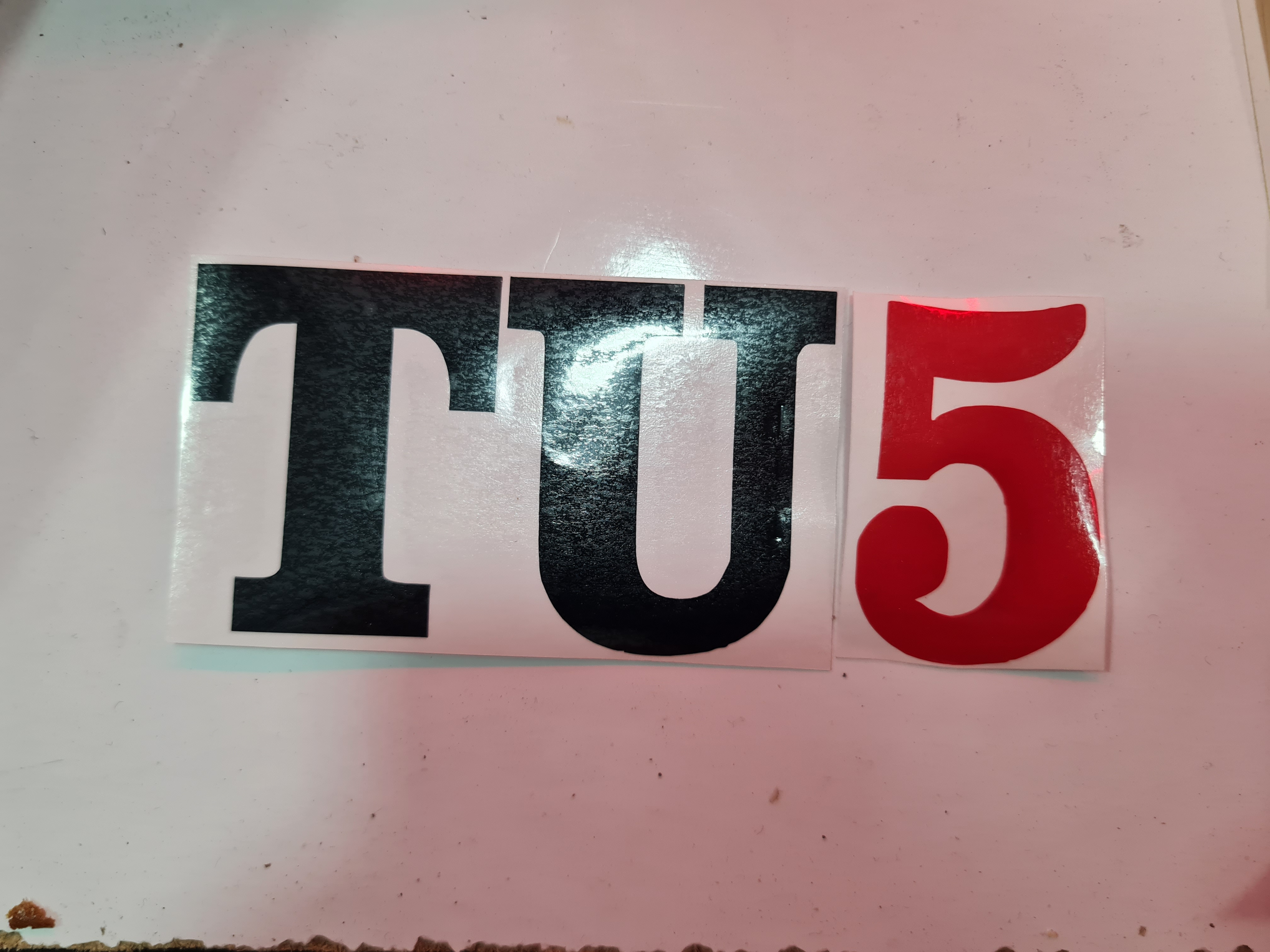 استیکر مشکی قرمز طرح TU5